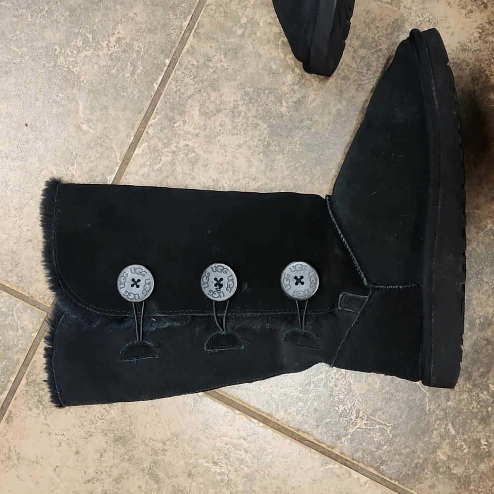 UGG classic tall Bailey button triplet size 7 - Picture 2 of 11